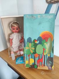 Dada beve e bagna Furga con scatola 