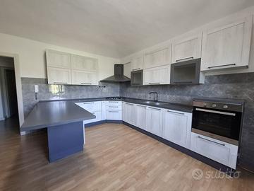 Cucina angolare con penisola + elettrodomestici