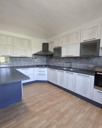 Cucina angolare con penisola + elettrodomestici