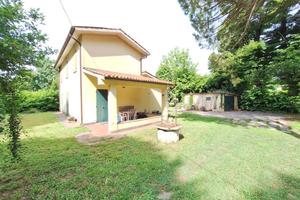 CASA SINGOLA A CRESPINO CON PARCO DI 5.000 MQ