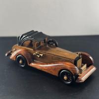 Antico modello automobile d’epoca in legno