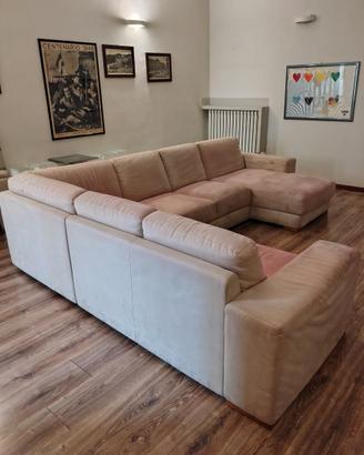 Divano angolare colore beige a 6 posti