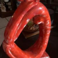 Scultura etnica modernista in pietra rossa firmata