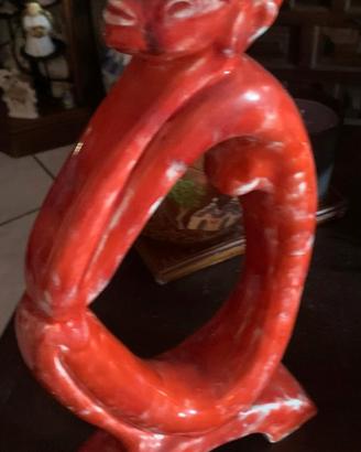Scultura etnica modernista in pietra rossa firmata