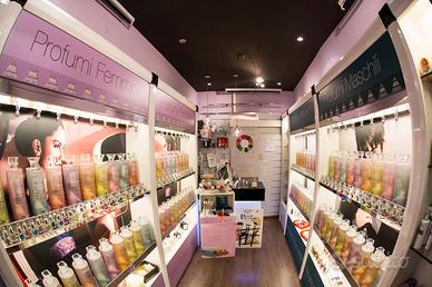 Profumeria alla spina. Mobili da negozio completo.