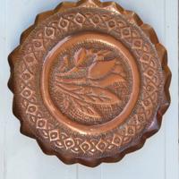Piatto in rame con decorazioni