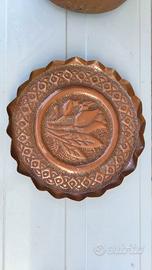 Piatto in rame con decorazioni