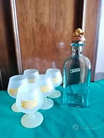 Bottiglia e bicchierini da limoncello 