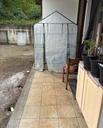 Serra da giardino con porta avvolgibile
