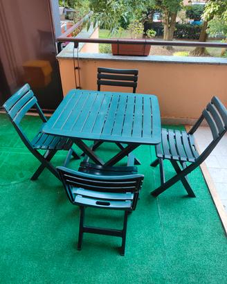 tavolo da giardino con sedie