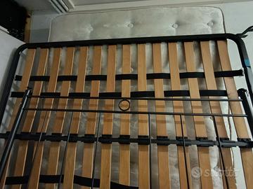 Letto matrimoniale quasi nuovo con materasso