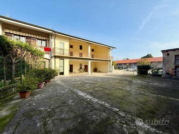 a Lonato del Garda Ampio Casale di 350mq In Vendit