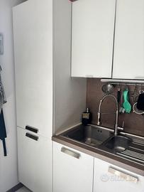 Cucina lineare con elettrodomestici inclusi