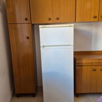 Arredamento casa : cucina, frigorifero, lavatrice.