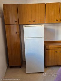 Arredamento casa : cucina, frigorifero, lavatrice.