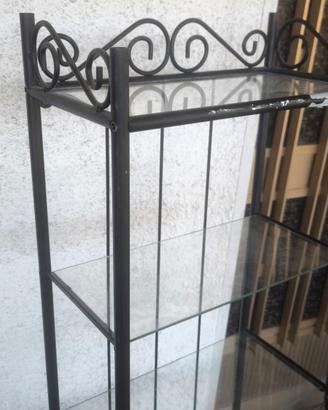 mobile con scaffali Ikea in stile ferro battuto 