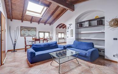 POMBIA - AMPIO TRILOCALE MANSARDATO CON BOX