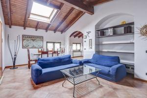 POMBIA - AMPIO TRILOCALE MANSARDATO CON BOX