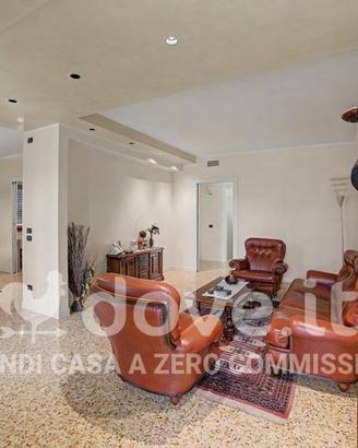 Villa di 312 m² con 5 locali e box auto a Cittadel