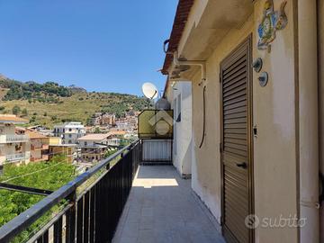 2 LOCALI A GIARDINI NAXOS