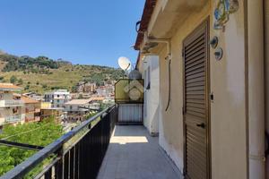 2 LOCALI A GIARDINI NAXOS