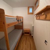 Letto e comodino in legno massello