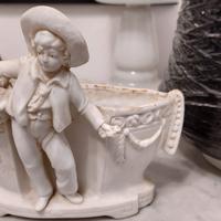 Statuina  in porcellana biscuit