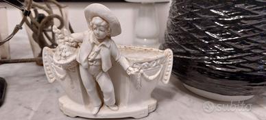 Statuina  in porcellana biscuit