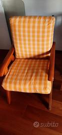 poltrona in legno con cuscini
