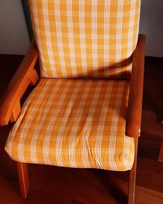 poltrona in legno con cuscini