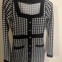 Vestito con scollo quadrato