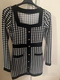 Vestito con scollo quadrato