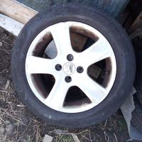 Cerchi in lega Peugeot con gomme Pirelli 205/55R16