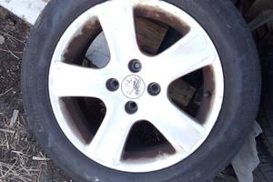 Cerchi in lega Peugeot con gomme Pirelli 205/55R16