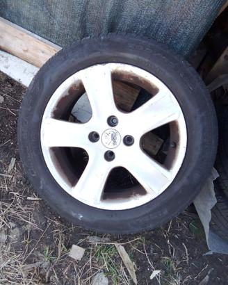 Cerchi in lega Peugeot con gomme Pirelli 205/55R16