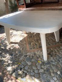 Tavolo e sedie giardino
