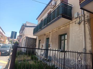 Ampio appartamento semi indipendente camporotondo