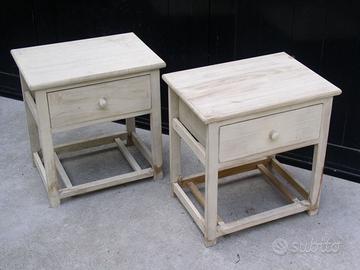 Comodini in legno con cassetto.