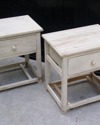 Comodini in legno con cassetto.