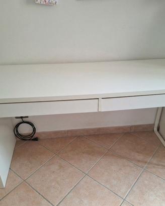 Scrivania Ikea con cassetti 