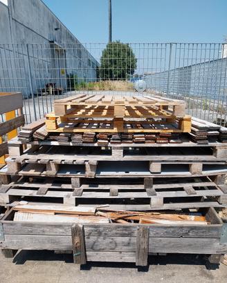 Bancali usati, rotti, da riparare