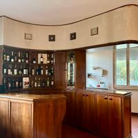 Bar in legno con 4 sgabelli