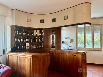 Bar in legno con 4 sgabelli