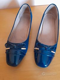 Scarpe eleganti blu con inserti di vernice n.37