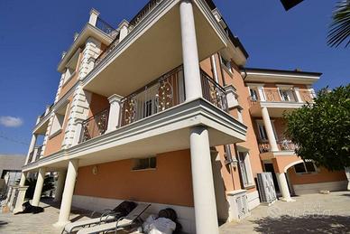 Villa di 1000 m² con più di 5 locali e box auto a 