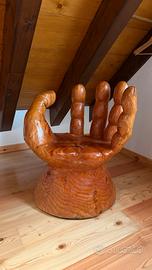 Seduta a forma di Mano in Legno Massiccio