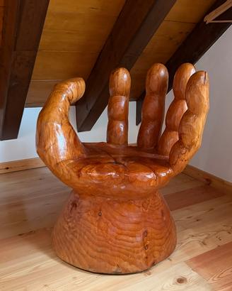 Seduta a forma di Mano in Legno Massiccio
