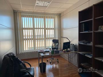 Stanza uso ufficio in studio commerciale