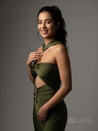 Abito lungo oliva cut-out con catena dorata ✨