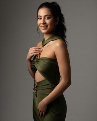 Abito lungo oliva cut-out con catena dorata ✨